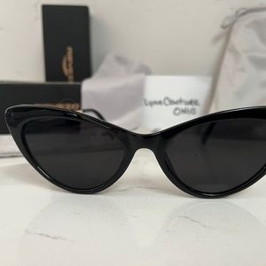 NEW Name brand Cat eye Black SUNGLASSES, sunglasses NEW w bag & wipe